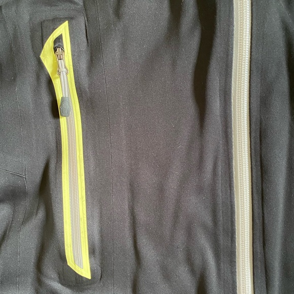 Women’s Mountain Hardwear Trinity Dry-Q waterproof Jacket - small - Picture 5 of 9